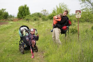 A na okraji pískovny dávali pozor na nebezpečí pádu (to jsme ještě netušili, že nás čeká cesta zpět okrajem pole - ještě že nebylo čerstvě po dešti :)