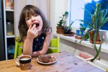 Café laté s kouskem cukroví, velmi návyková poobědová záležitost