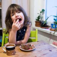 Café laté s kouskem cukroví, velmi návyková poobědová záležitost