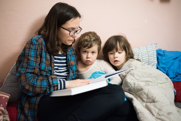 Aha, takže tohle je menhir a tamhleto dolmen. (Kniha Umění vnímat architekturu pro děti a rodiče od Michaela Třeštíka)