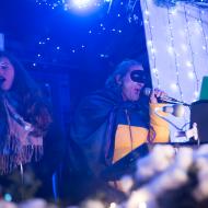 a sledujeme přitom vystoupení místní kapely Pohledy (zde Fantom opery)