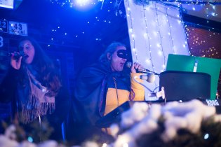 a sledujeme přitom vystoupení místní kapely Pohledy (zde Fantom opery)