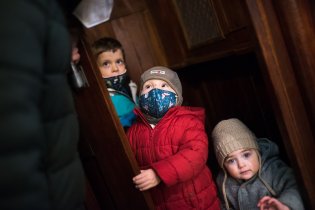 Ukončete výstup a nástup, dveře do zpovědnice se zavírají