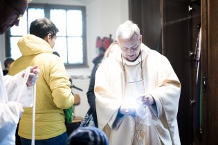 "Bylo tu pravé světlo, které osvěcuje každého člověka; to přicházelo do světa." (Jan 1,9)