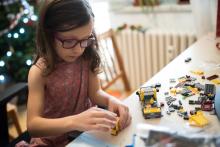 Verunka se hned pustila do seskládání výhry za náš papírový betlém