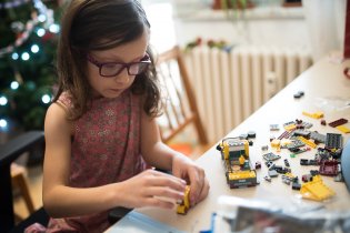 Verunka se hned pustila do seskládání výhry za náš papírový betlém