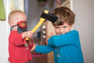 Viki, do hlavy né, vždyť je nemocnej!