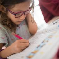 Domácích úkolu má zatím Verunka poskrovnu a dělá je ráda