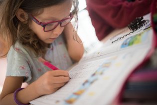 Domácích úkolu má zatím Verunka poskrovnu a dělá je ráda