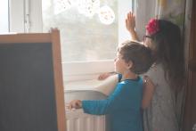 Dva balóny nad oborou, všichni k oknu!