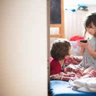 Ranní sourozenecká idylka s mobilem v ruce