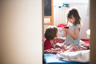 Ranní sourozenecká idylka s mobilem v ruce