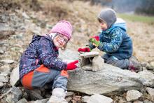 Stavba kamenných domečků a hnízd na Veselském Chlumu byla podobně idylická