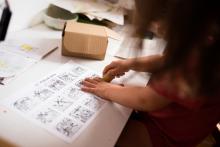 Zkoušíme, co se stane, když nakreslíme křížek svíčkou a pak přemalujeme vodovkou