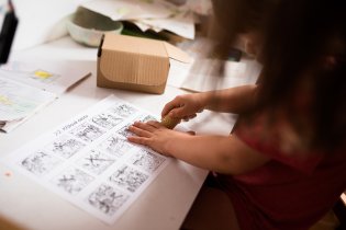 Zkoušíme, co se stane, když nakreslíme křížek svíčkou a pak přemalujeme vodovkou