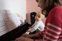 Na klavír už hrajeme jedině čtyřručně