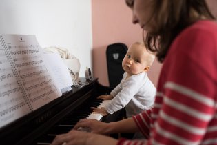 Na klavír už hrajeme jedině čtyřručně