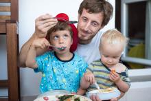 Obědvání na balkoně se nemůžeme nabažit