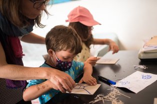 V otevřeném ateliéru Martiny Trchové jsme ryli do lina