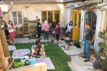 Venkovní tvoření na uměleckém dvorku