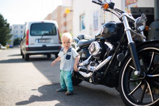 Co koukáš? Dneska to nějak hodně drncalo, tak jsem ještě trochu roztřesenej.