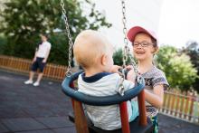 Na zdárný průběh houpání z povzdálí dohlíží strejda Lukáš