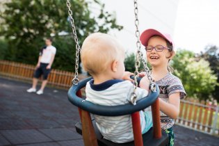 Na zdárný průběh houpání z povzdálí dohlíží strejda Lukáš