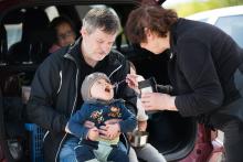 Otevírá zobáček jako ti rorýsi, co nám před chvíli létali nad hlavami