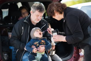 Otevírá zobáček jako ti rorýsi, co nám před chvíli létali nad hlavami