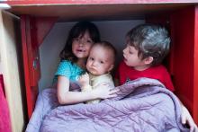 Děti jsou nadšené, že mají Vikouška v bunkru pod stolem, Viki jejich nadšení zatím úplně nesdílí