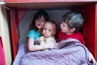 Děti jsou nadšené, že mají Vikouška v bunkru pod stolem, Viki jejich nadšení zatím úplně nesdílí