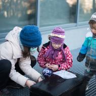 Otevírání zámečků na truhle s pokladem dalo trochu práce, ale Tom použil kombinaci síly a grifu a odměna byla naše