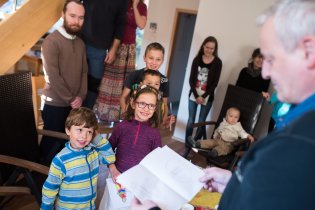 Napjaté očekávání, jestli se blahopřádní bude líbit