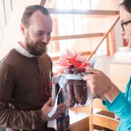 A tady máš, Dali, kytičku z naší zahrádky