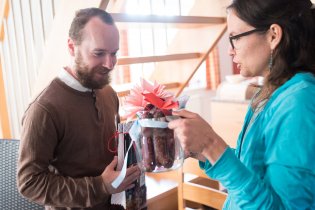 A tady máš, Dali, kytičku z naší zahrádky