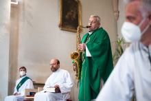 Takhle nám pan farář zahrál ke svým narozeninám