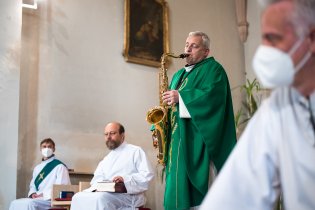 Takhle nám pan farář zahrál ke svým narozeninám