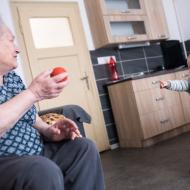 Viki se okamžitě skamarádil s babičkou