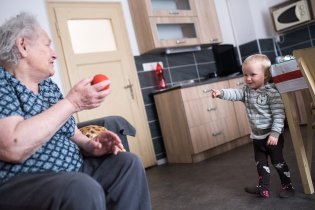 Viki se okamžitě skamarádil s babičkou