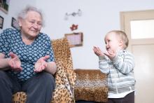 A pak se spolu učili chytat balonek