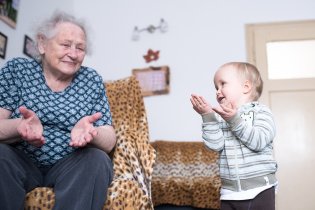 A pak se spolu učili chytat balonek