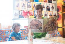 Čteme si retro časopisy v Retro kavárně ve křtinách