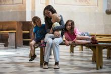 Plně soustředění s dětmi na poutní mši svaté