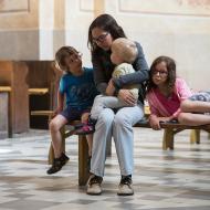 Plně soustředění s dětmi na poutní mši svaté