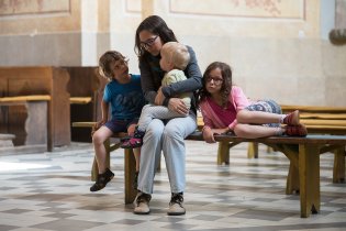 Plně soustředění s dětmi na poutní mši svaté