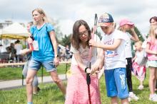 U našeho farního stánku na Dětském dnu byla fronta zejména díky lukostřelbě