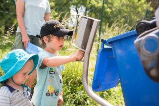 Kluci si vyzkoušeli, jaké to je být popelářem