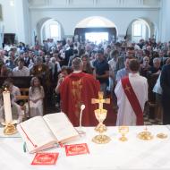 Kostel na první svaté přijímání praskal ve švech