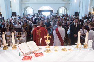 Kostel na první svaté přijímání praskal ve švech