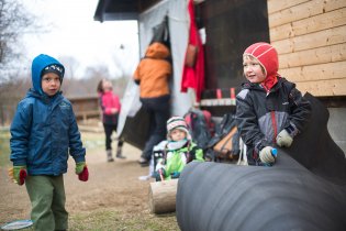Rodiče i děti z lesních školek jsou drsňáci a jen tak nějaký déšť je od brigády neodradí